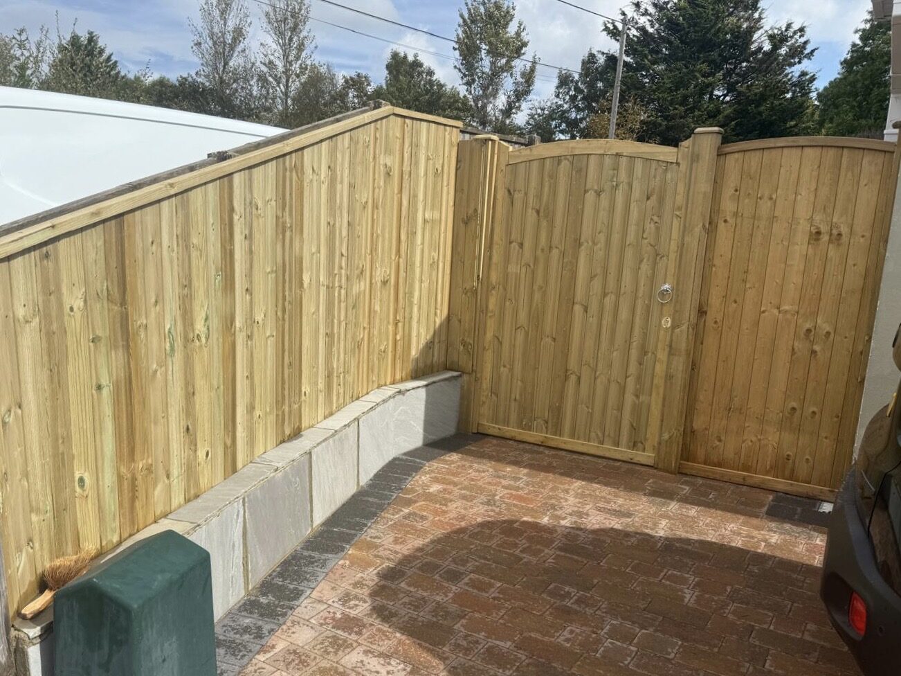 Garden fencing and gates project completed by White & Sons in Dorset & Hampshire (1)